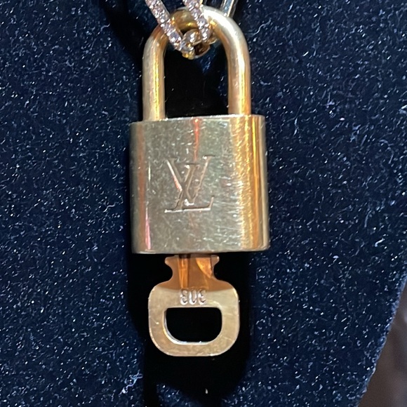 EUC LV 🔐 303 lock and key comes with a gold unbranded chain with crystals - Picture 2 of 11